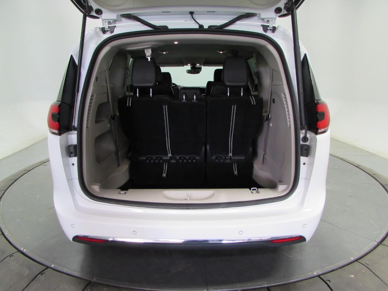 Chrysler Pacifica Vehicle Full-screen Gallery Image 11