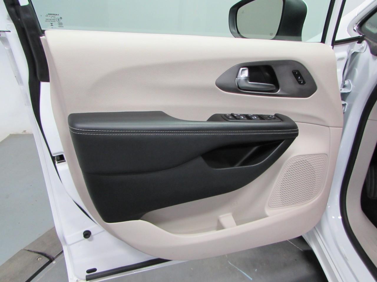 Chrysler Pacifica Vehicle Full-screen Gallery Image 12