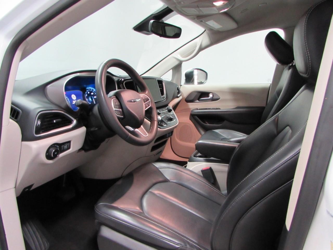 Chrysler Pacifica Vehicle Full-screen Gallery Image 13