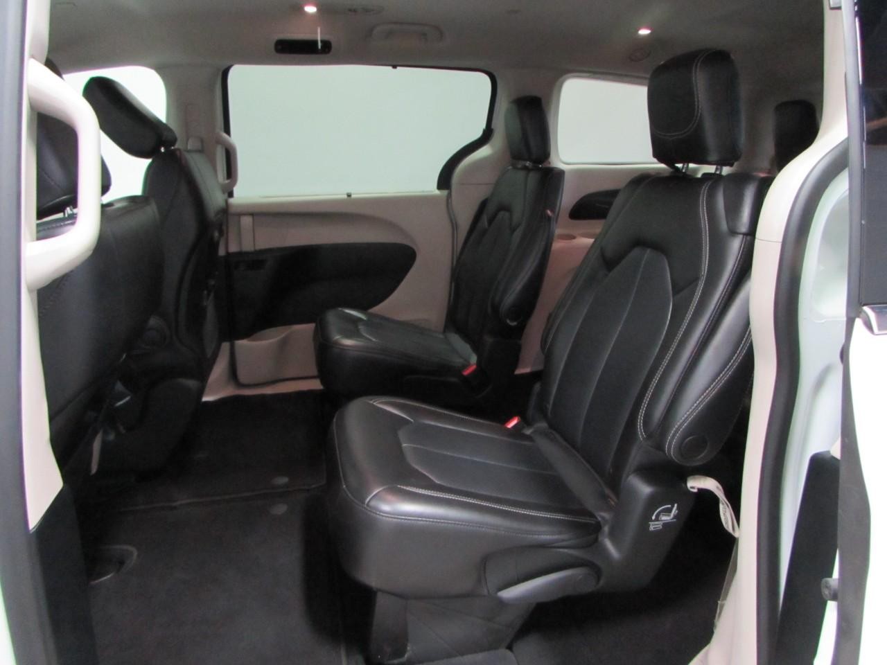 Chrysler Pacifica Vehicle Full-screen Gallery Image 14