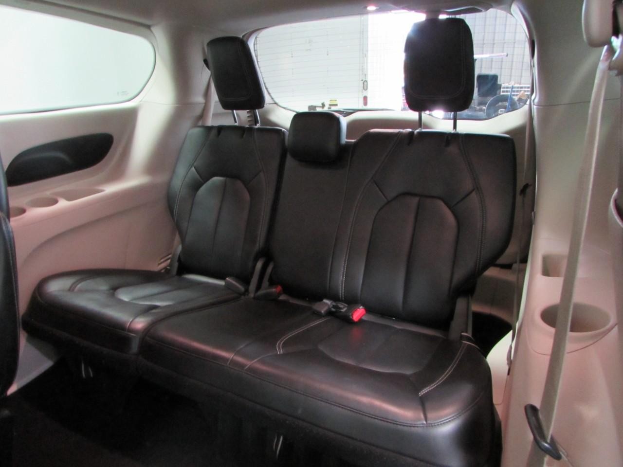 Chrysler Pacifica Vehicle Full-screen Gallery Image 15