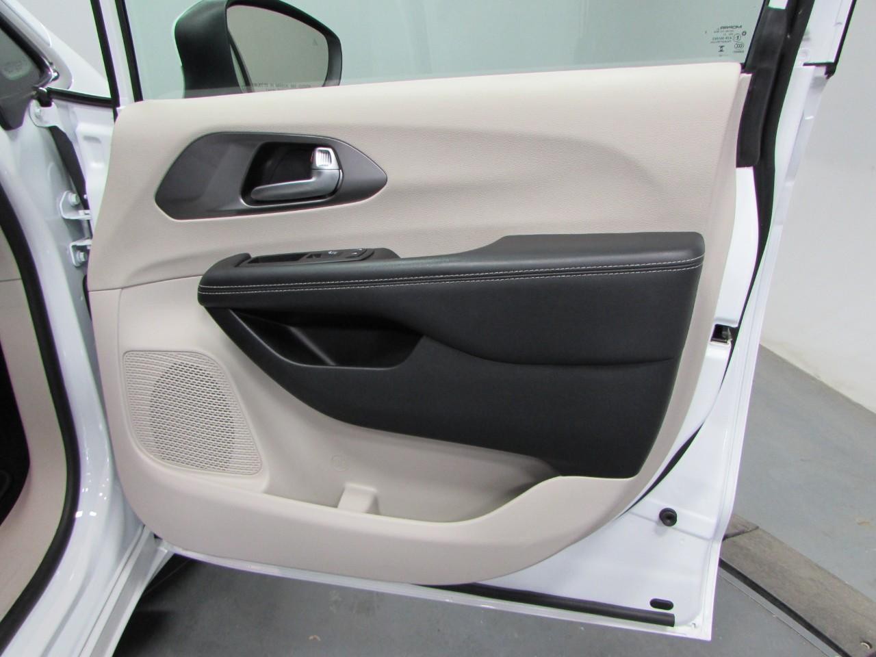 Chrysler Pacifica Vehicle Full-screen Gallery Image 16