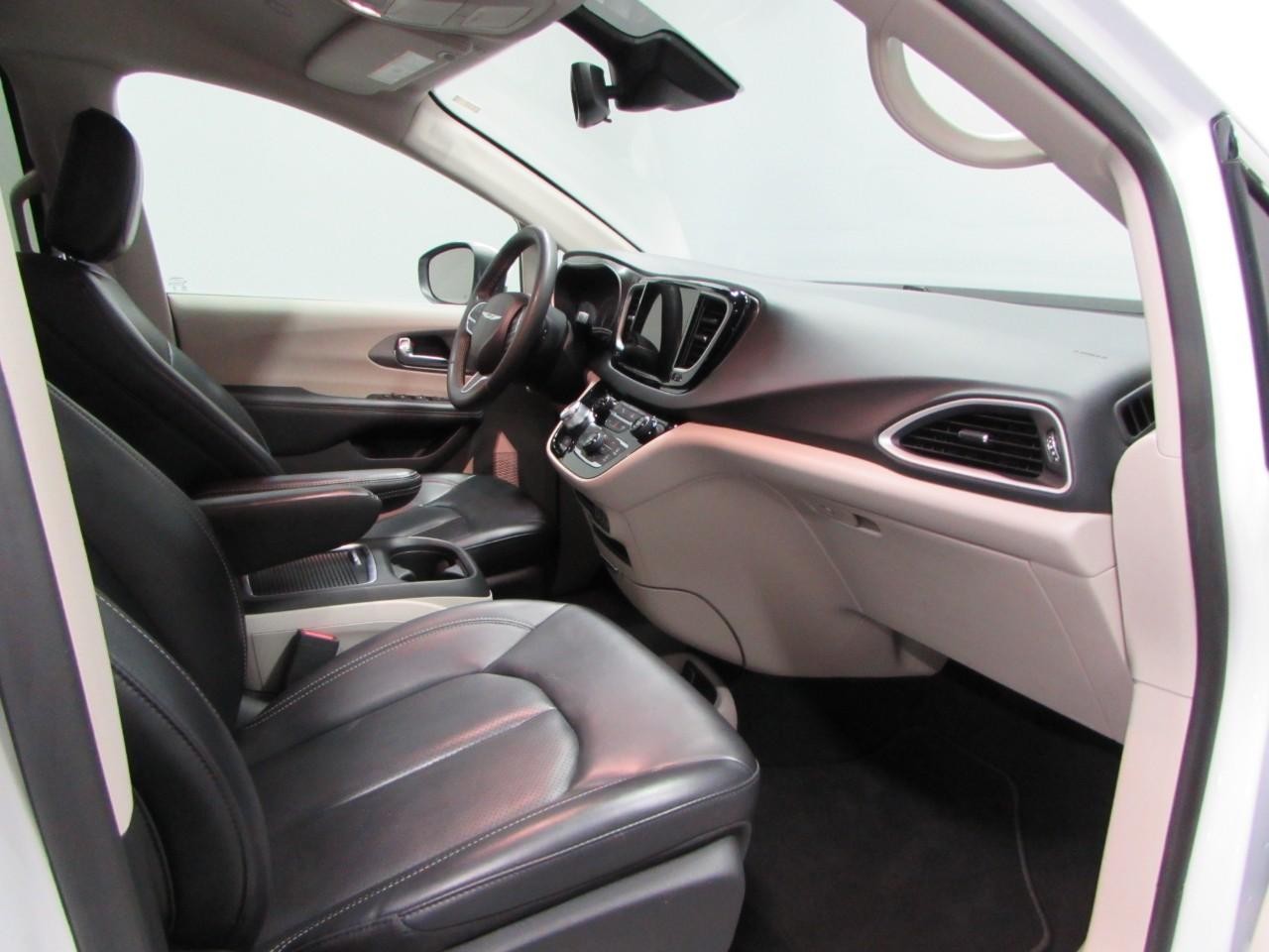 Chrysler Pacifica Vehicle Full-screen Gallery Image 17