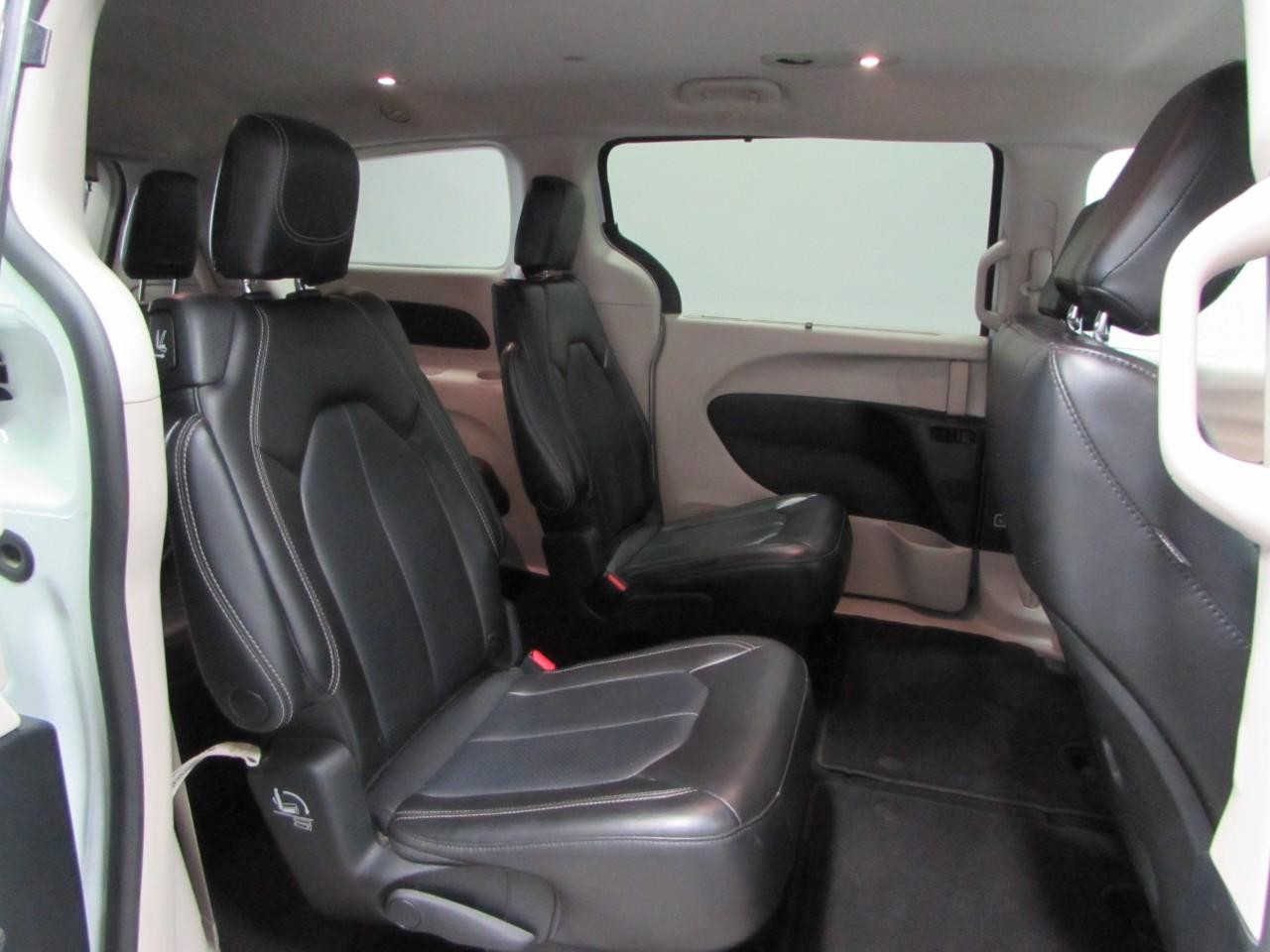 Chrysler Pacifica Vehicle Full-screen Gallery Image 18