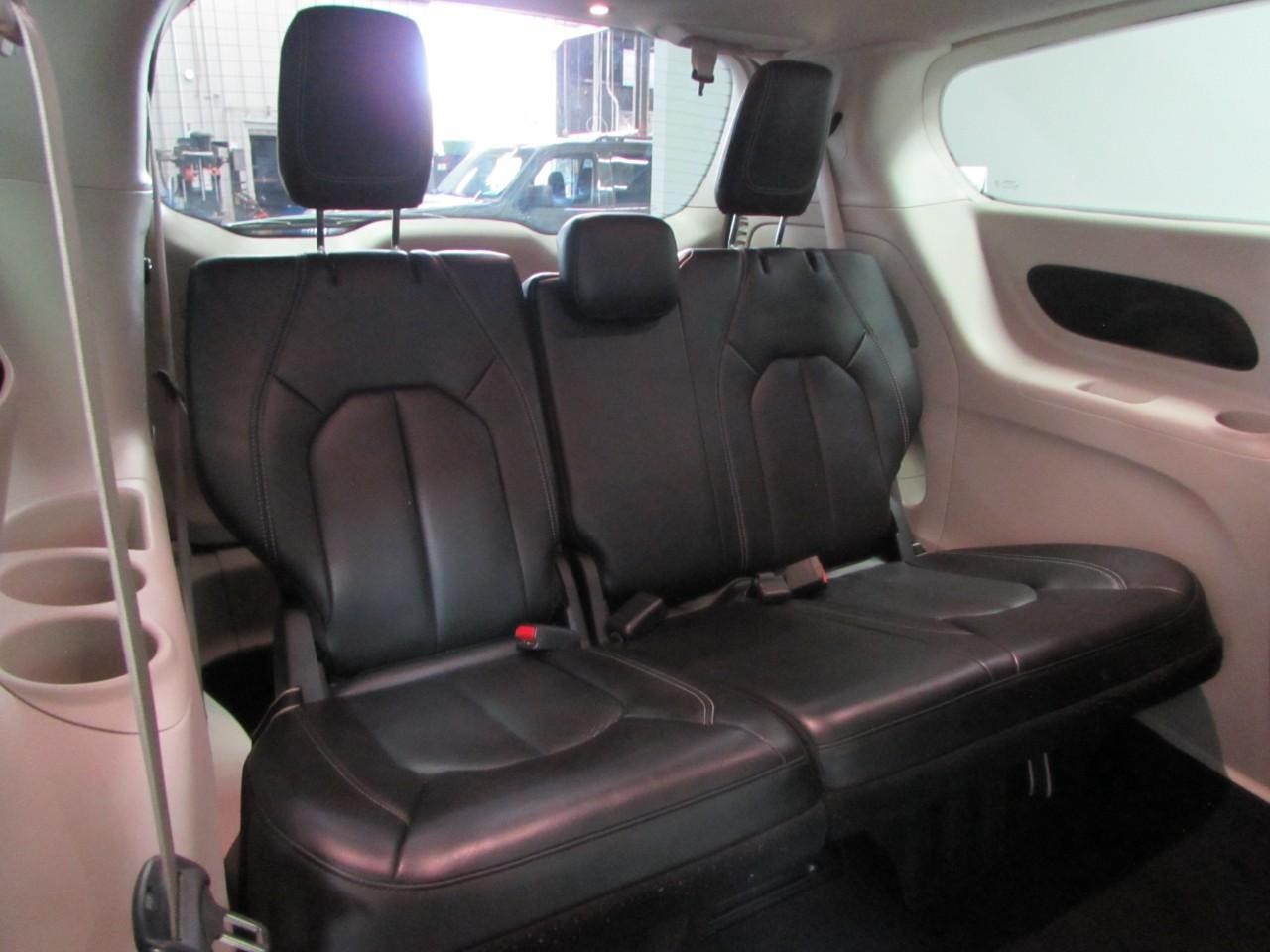 Chrysler Pacifica Vehicle Full-screen Gallery Image 19