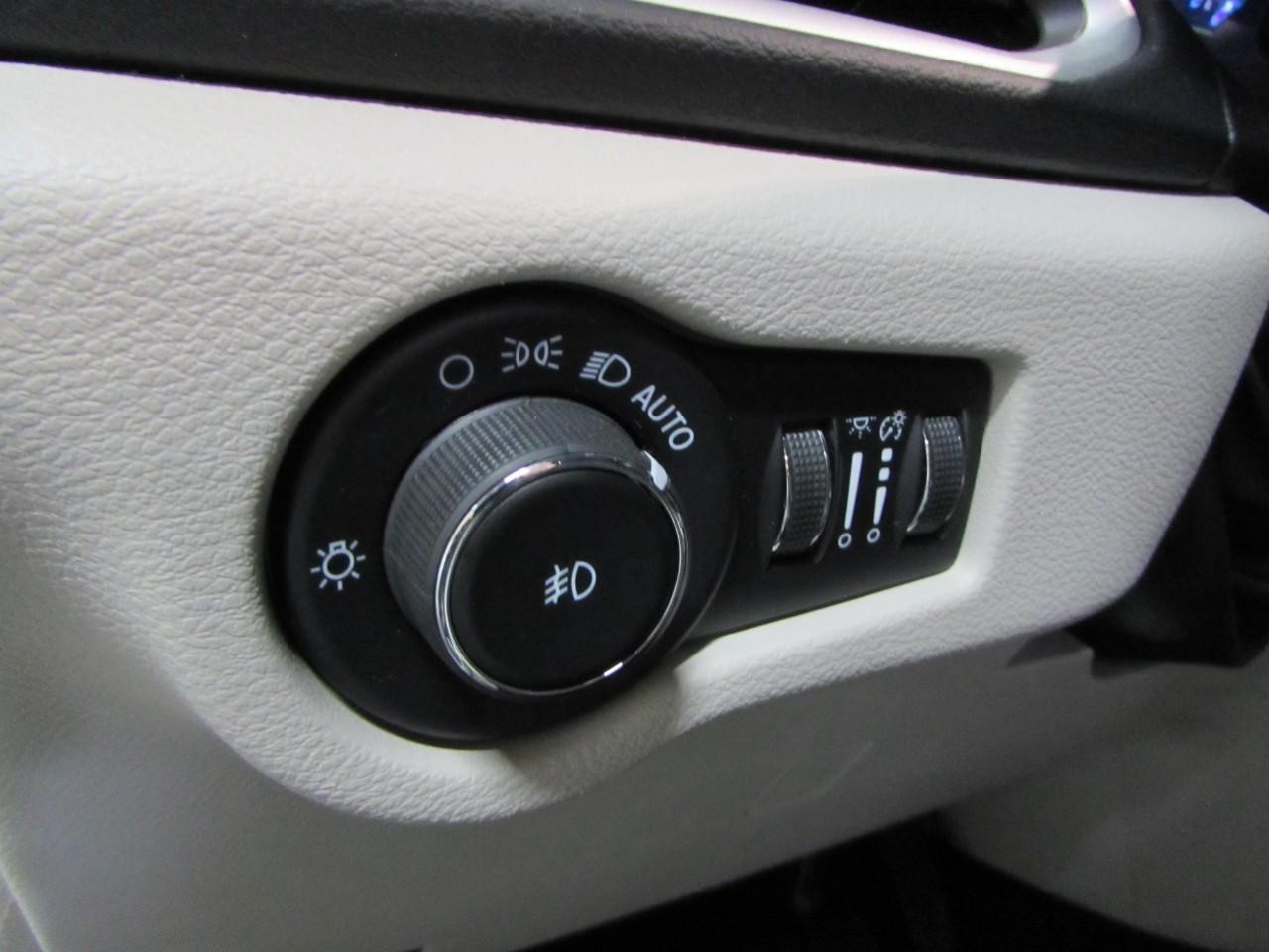 Chrysler Pacifica Vehicle Full-screen Gallery Image 23