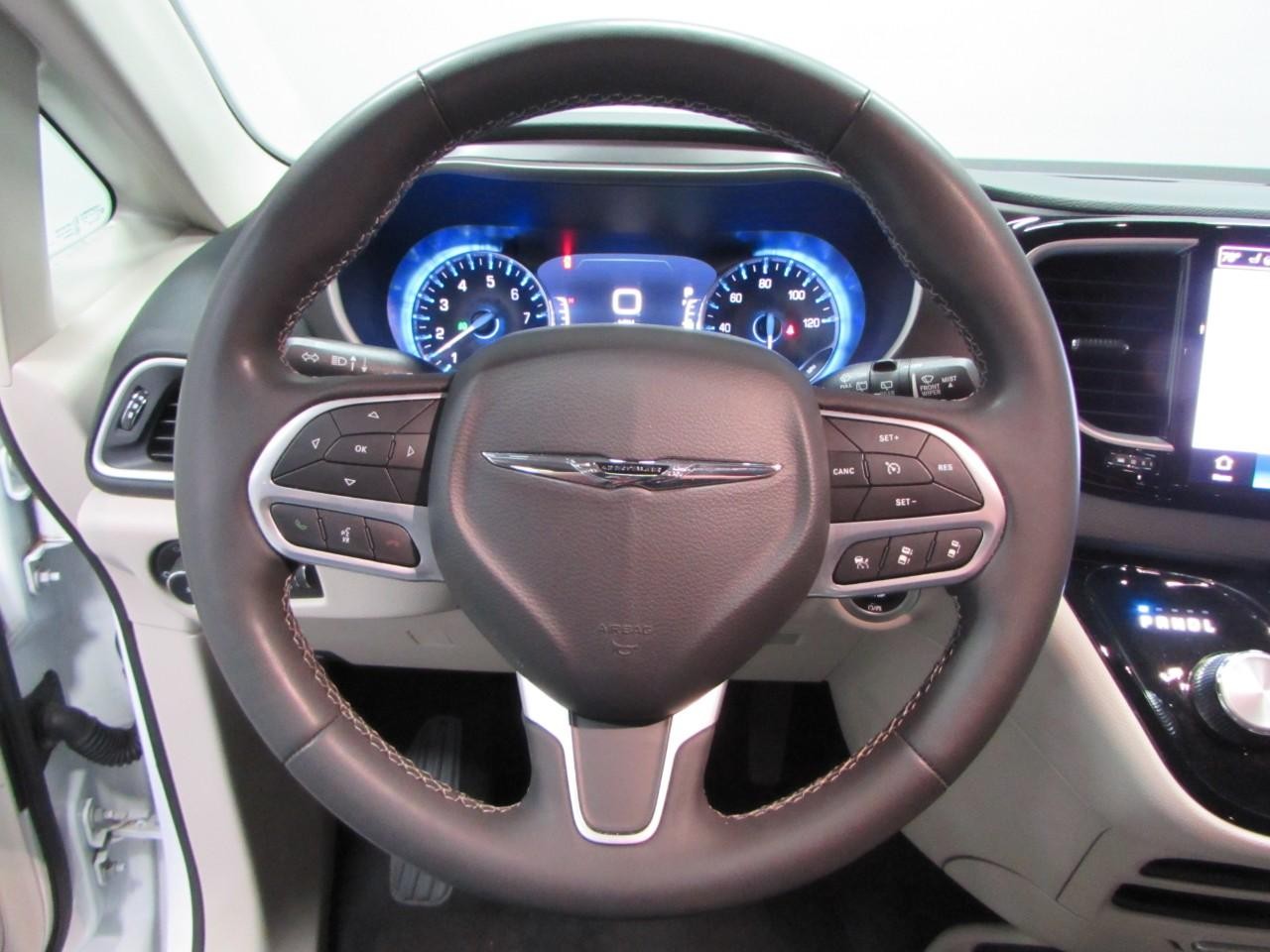 Chrysler Pacifica Vehicle Full-screen Gallery Image 24
