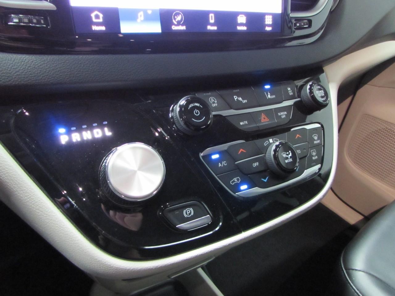 Chrysler Pacifica Vehicle Full-screen Gallery Image 31
