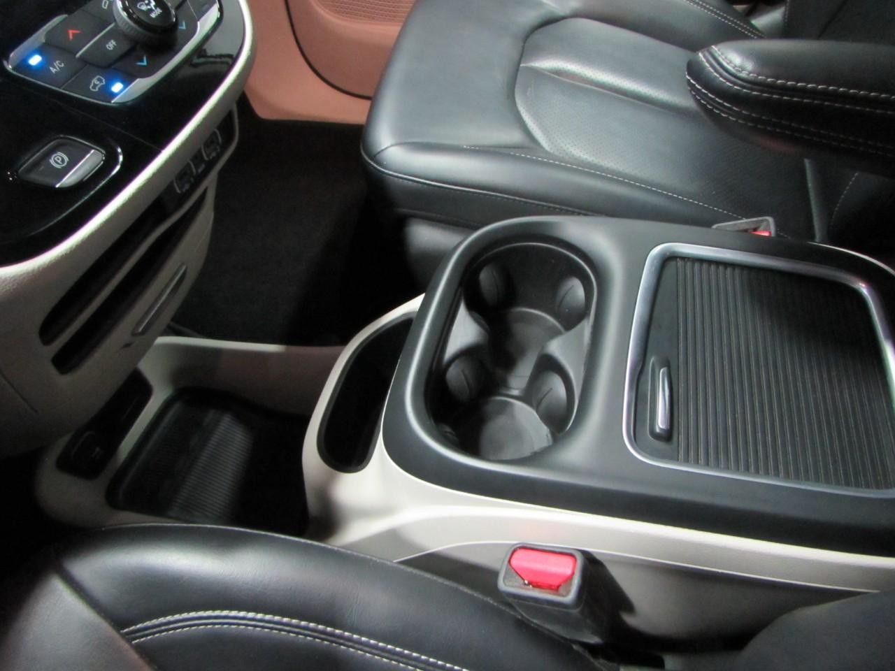 Chrysler Pacifica Vehicle Full-screen Gallery Image 32