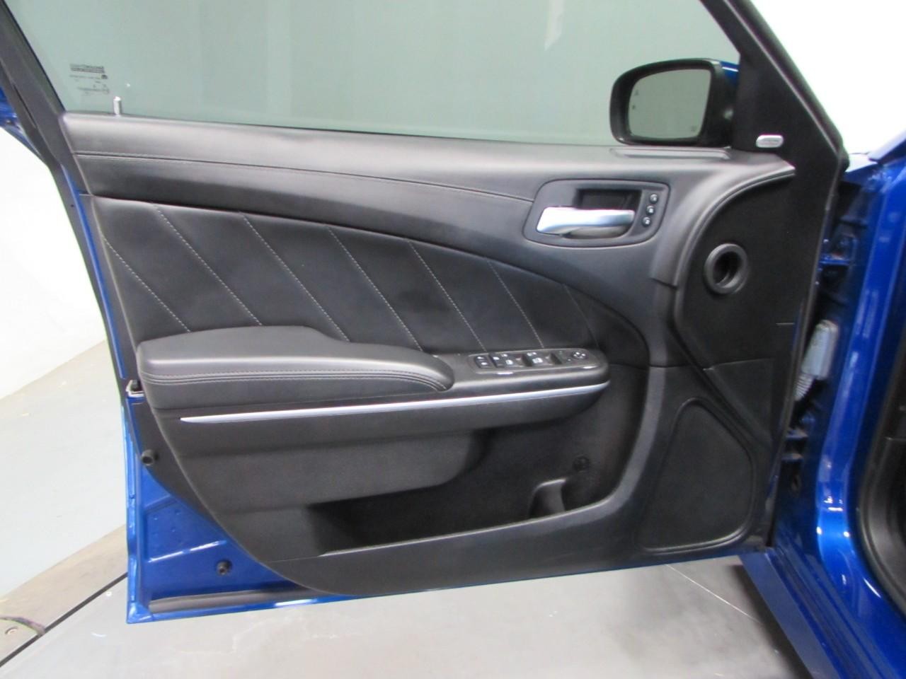 Dodge Charger Vehicle Full-screen Gallery Image 12