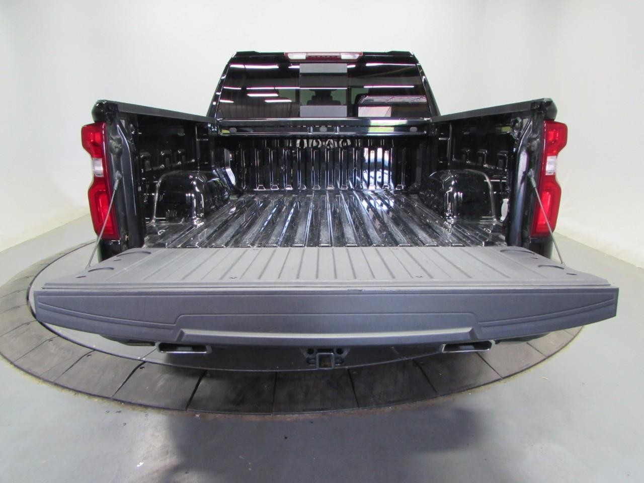 Chevrolet Silverado 1500 Vehicle Full-screen Gallery Image 11