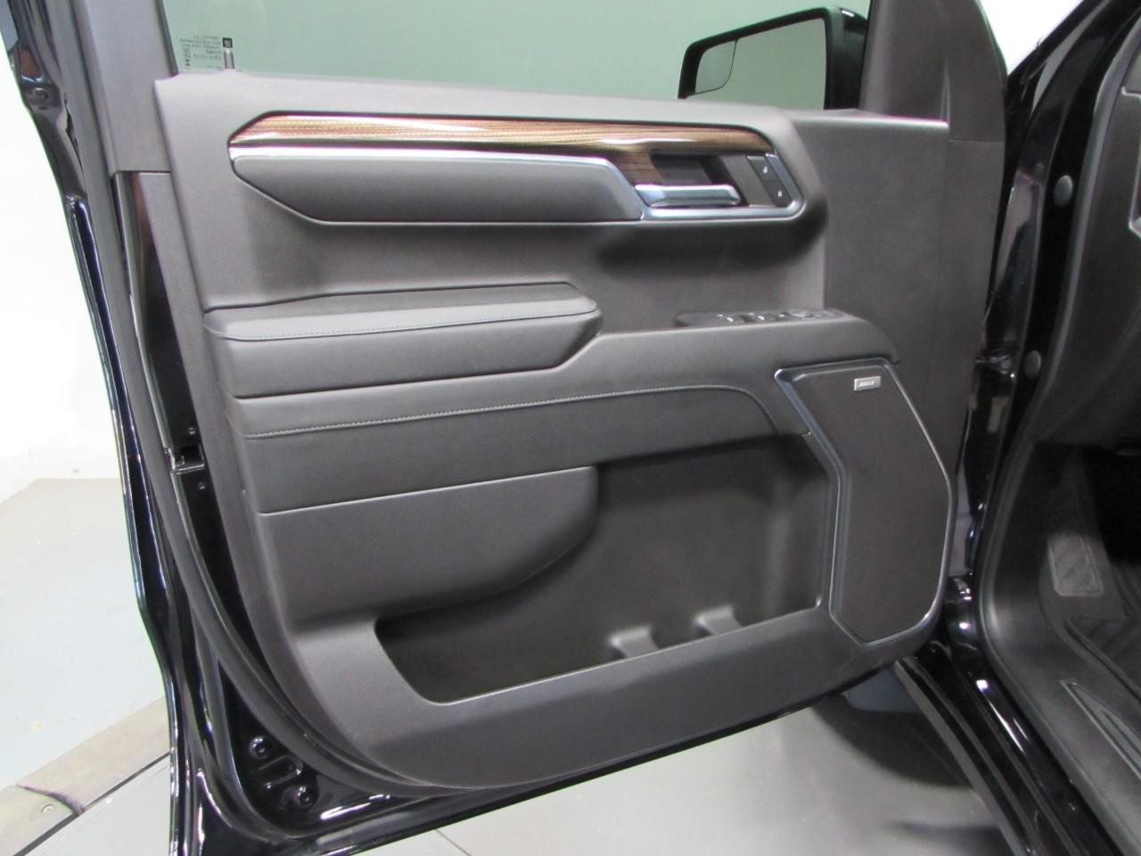 Chevrolet Silverado 1500 Vehicle Full-screen Gallery Image 12