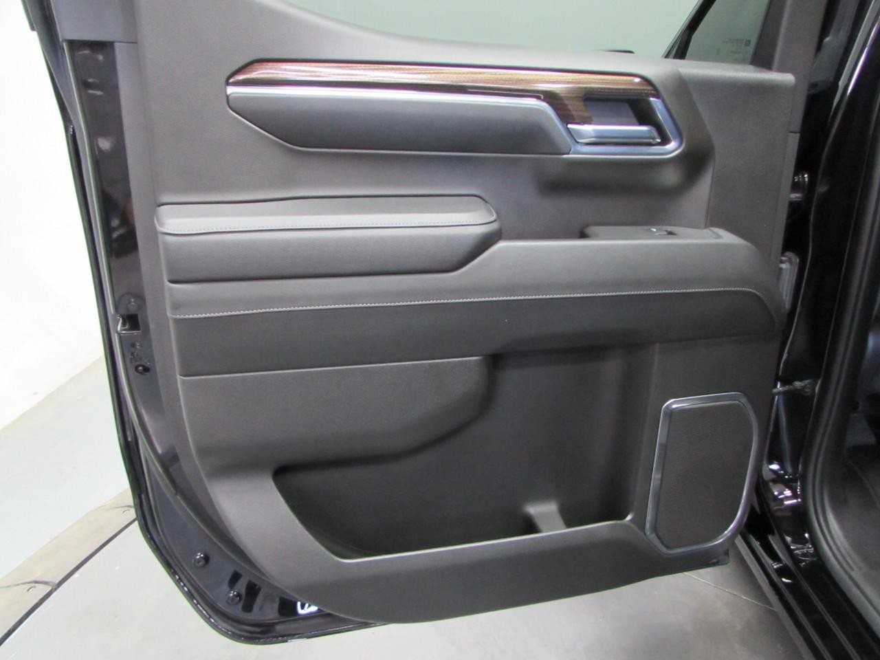 Chevrolet Silverado 1500 Vehicle Full-screen Gallery Image 14