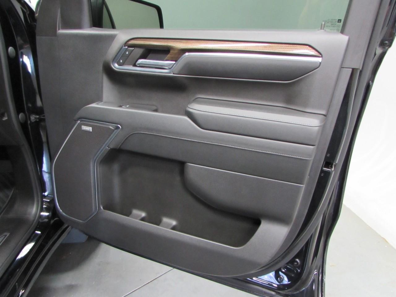 Chevrolet Silverado 1500 Vehicle Full-screen Gallery Image 16