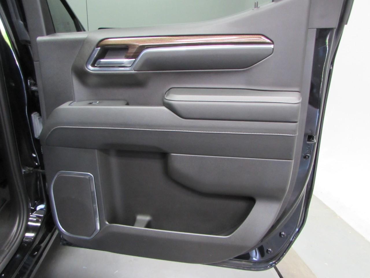 Chevrolet Silverado 1500 Vehicle Full-screen Gallery Image 18