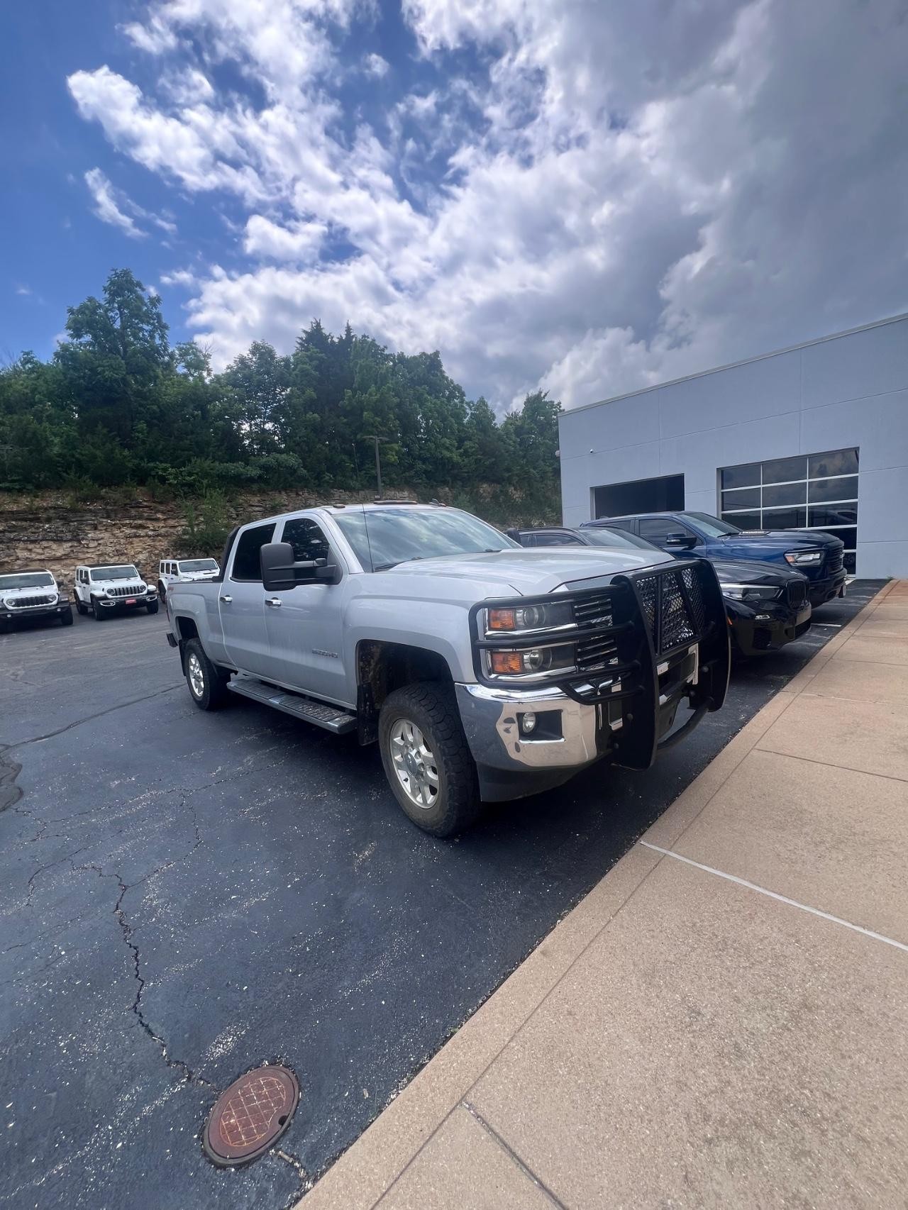 Chevrolet Silverado 2500HD Vehicle Full-screen Gallery Image 02