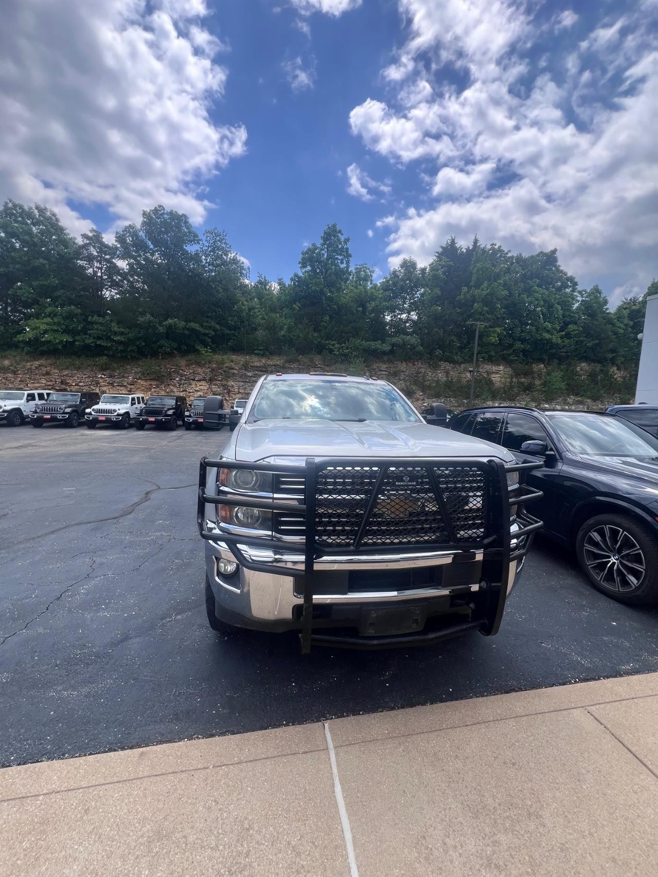 Chevrolet Silverado 2500HD Vehicle Full-screen Gallery Image 03