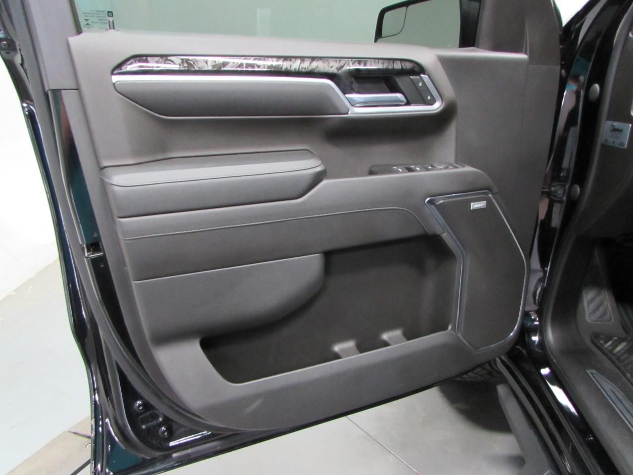 Chevrolet Silverado 1500 Vehicle Full-screen Gallery Image 12