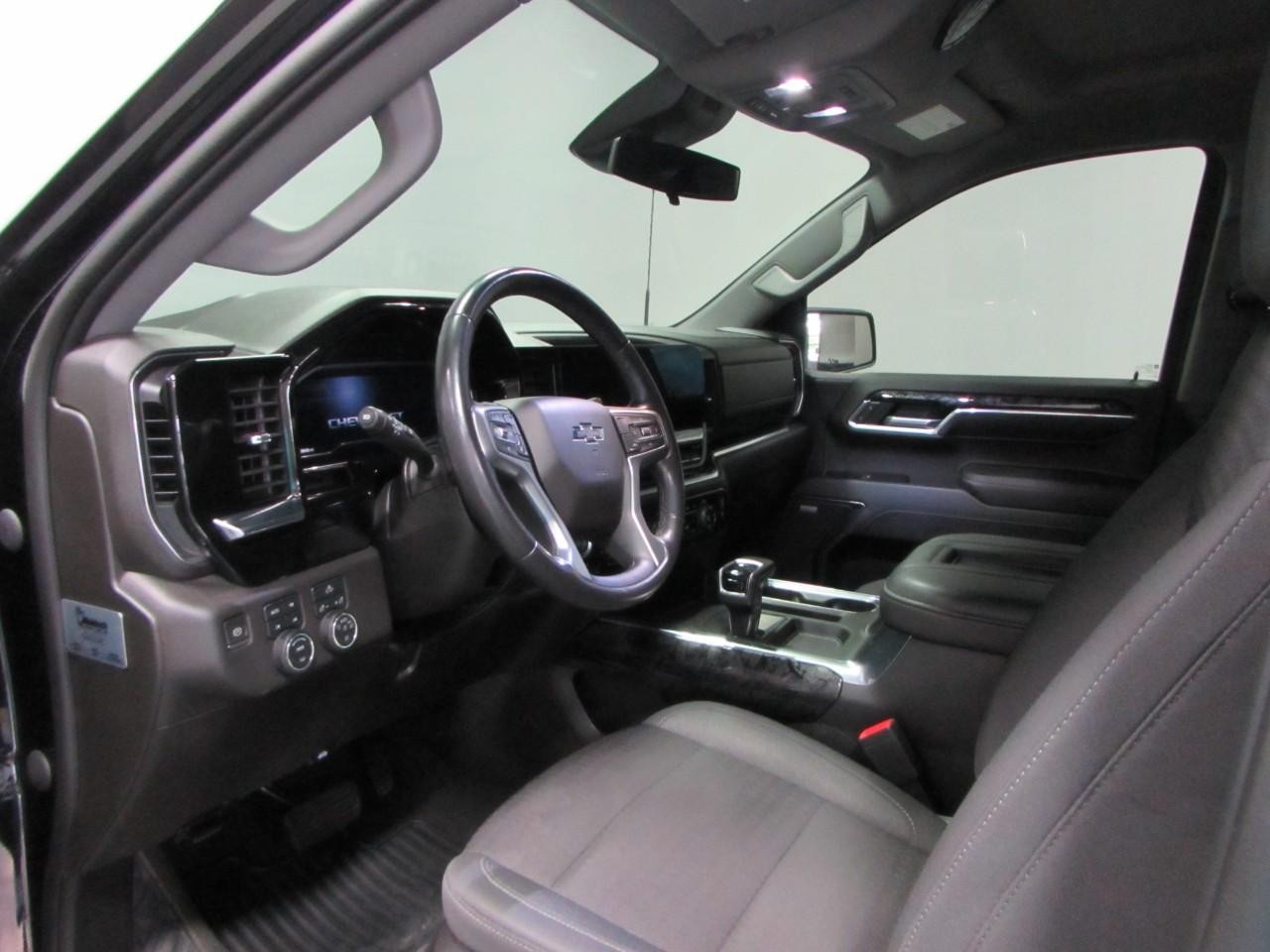 Chevrolet Silverado 1500 Vehicle Full-screen Gallery Image 13