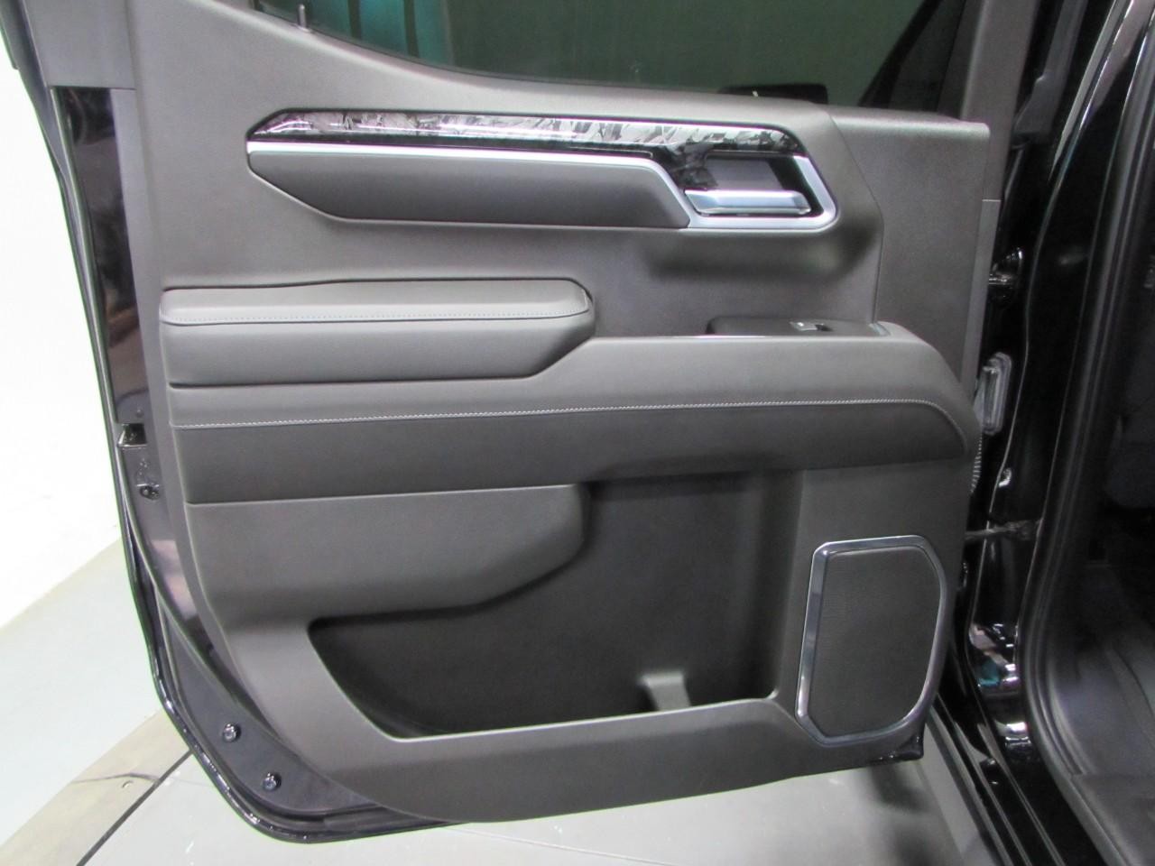 Chevrolet Silverado 1500 Vehicle Full-screen Gallery Image 14