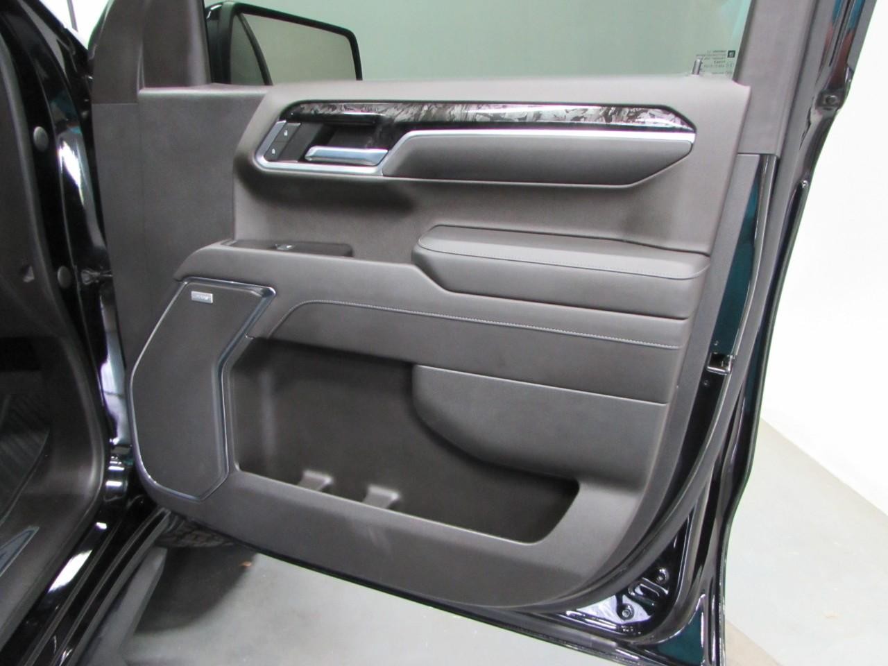 Chevrolet Silverado 1500 Vehicle Full-screen Gallery Image 16