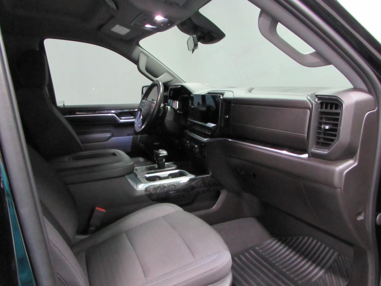 Chevrolet Silverado 1500 Vehicle Full-screen Gallery Image 17