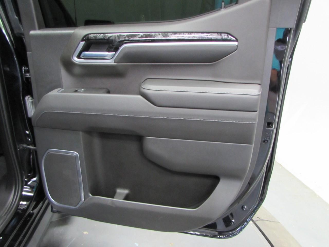 Chevrolet Silverado 1500 Vehicle Full-screen Gallery Image 18