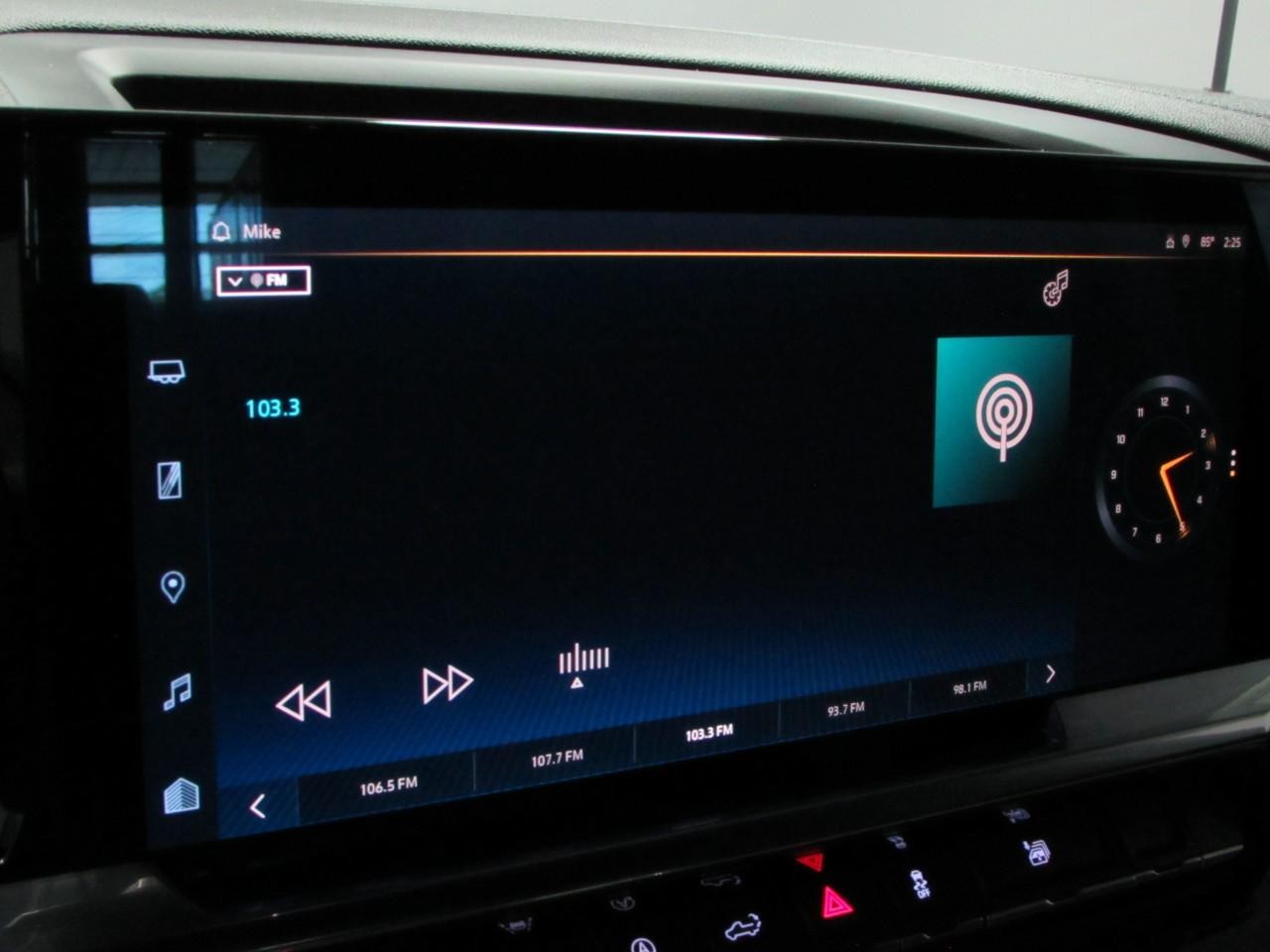 Chevrolet Silverado 1500 Vehicle Full-screen Gallery Image 27