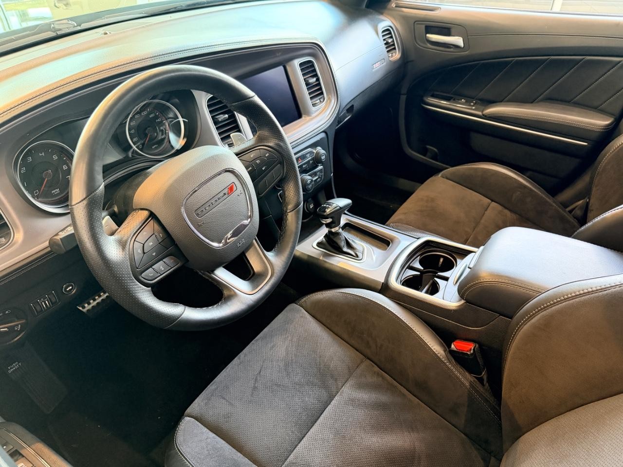 Dodge Charger Vehicle Full-screen Gallery Image 09