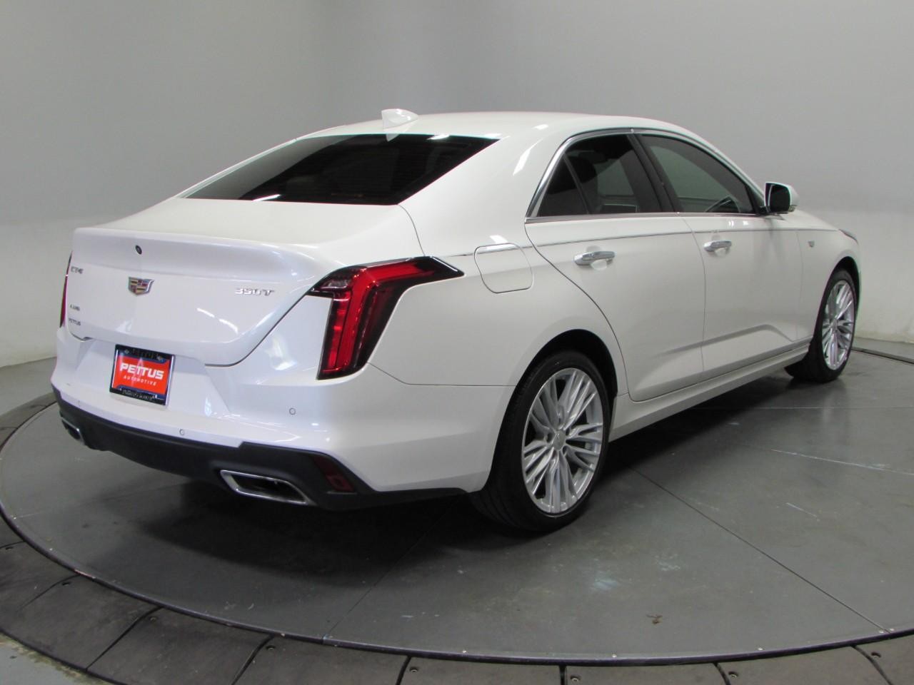 Cadillac CT4 Vehicle Full-screen Gallery Image 07