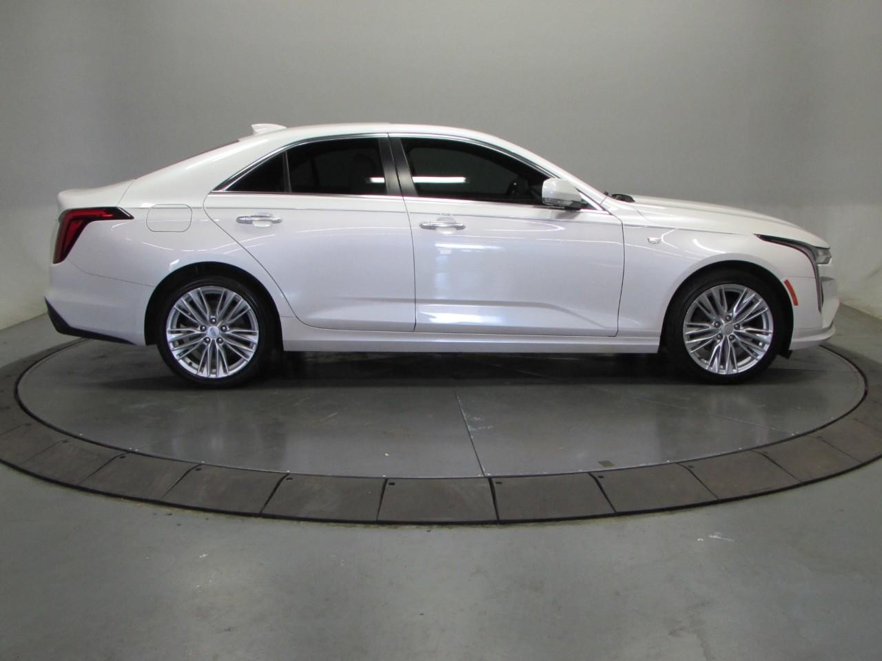 Cadillac CT4 Vehicle Full-screen Gallery Image 08
