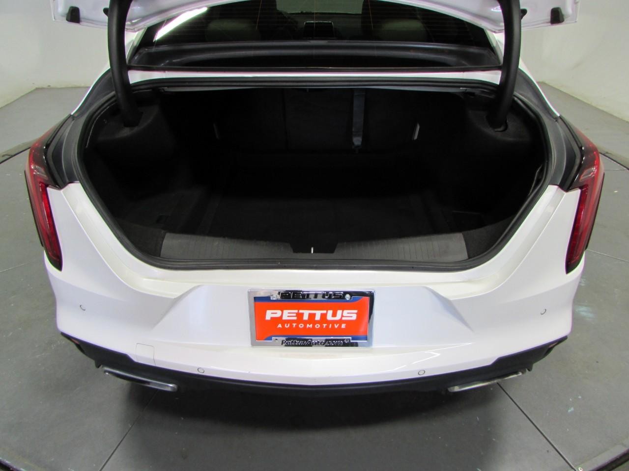 Cadillac CT4 Vehicle Full-screen Gallery Image 11
