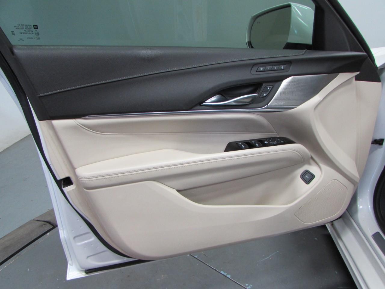 Cadillac CT4 Vehicle Full-screen Gallery Image 12