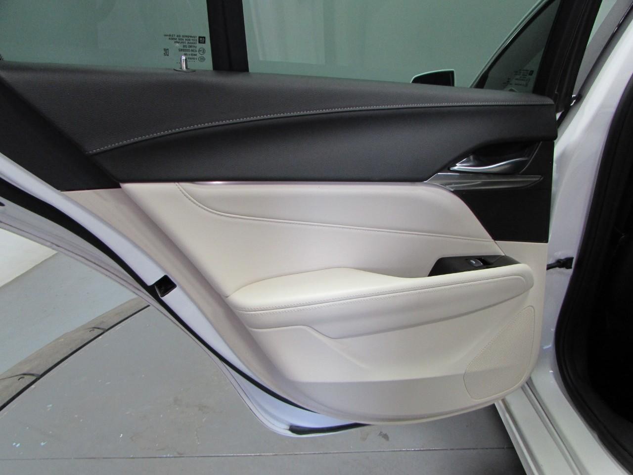 Cadillac CT4 Vehicle Full-screen Gallery Image 14