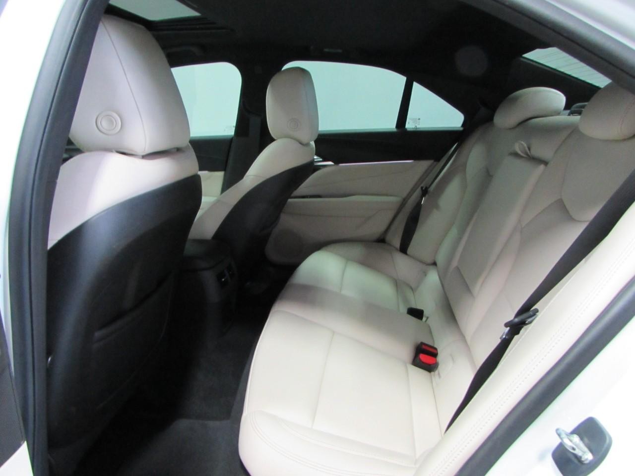 Cadillac CT4 Vehicle Full-screen Gallery Image 15