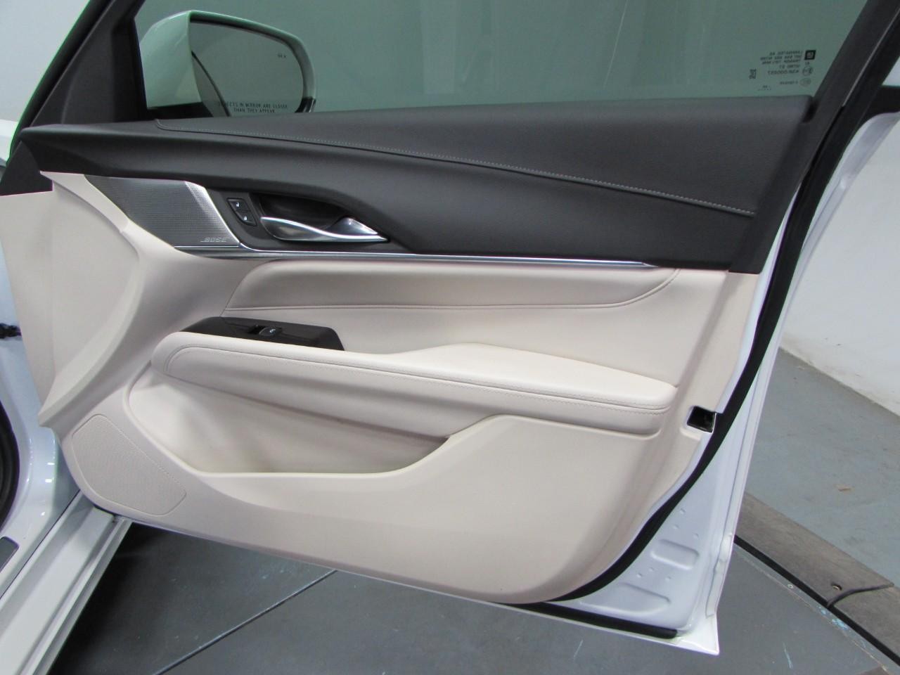 Cadillac CT4 Vehicle Full-screen Gallery Image 16