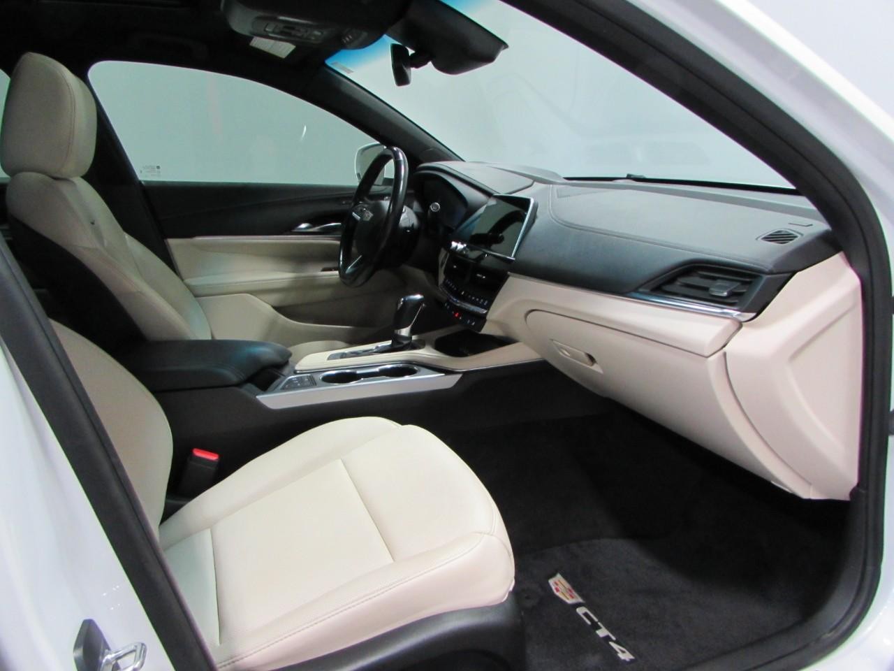 Cadillac CT4 Vehicle Full-screen Gallery Image 17