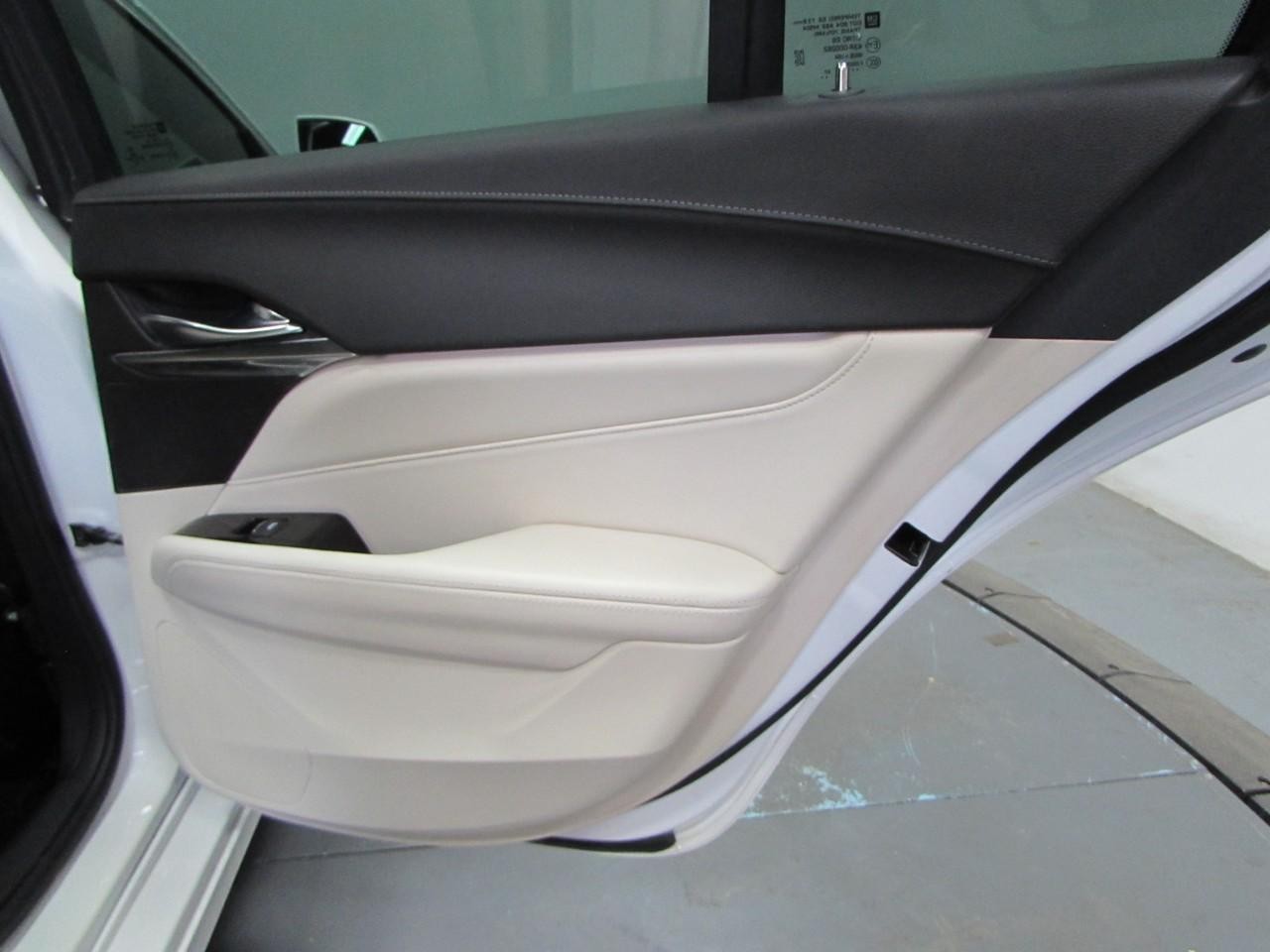 Cadillac CT4 Vehicle Full-screen Gallery Image 18
