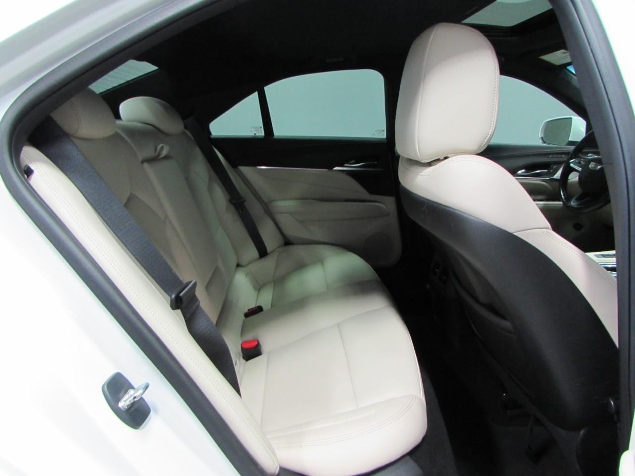 Cadillac CT4 Vehicle Full-screen Gallery Image 19