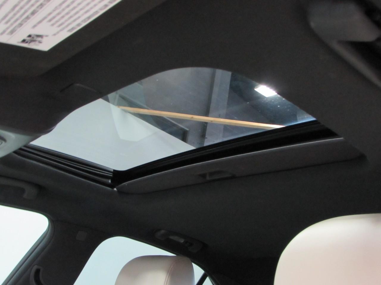 Cadillac CT4 Vehicle Full-screen Gallery Image 32