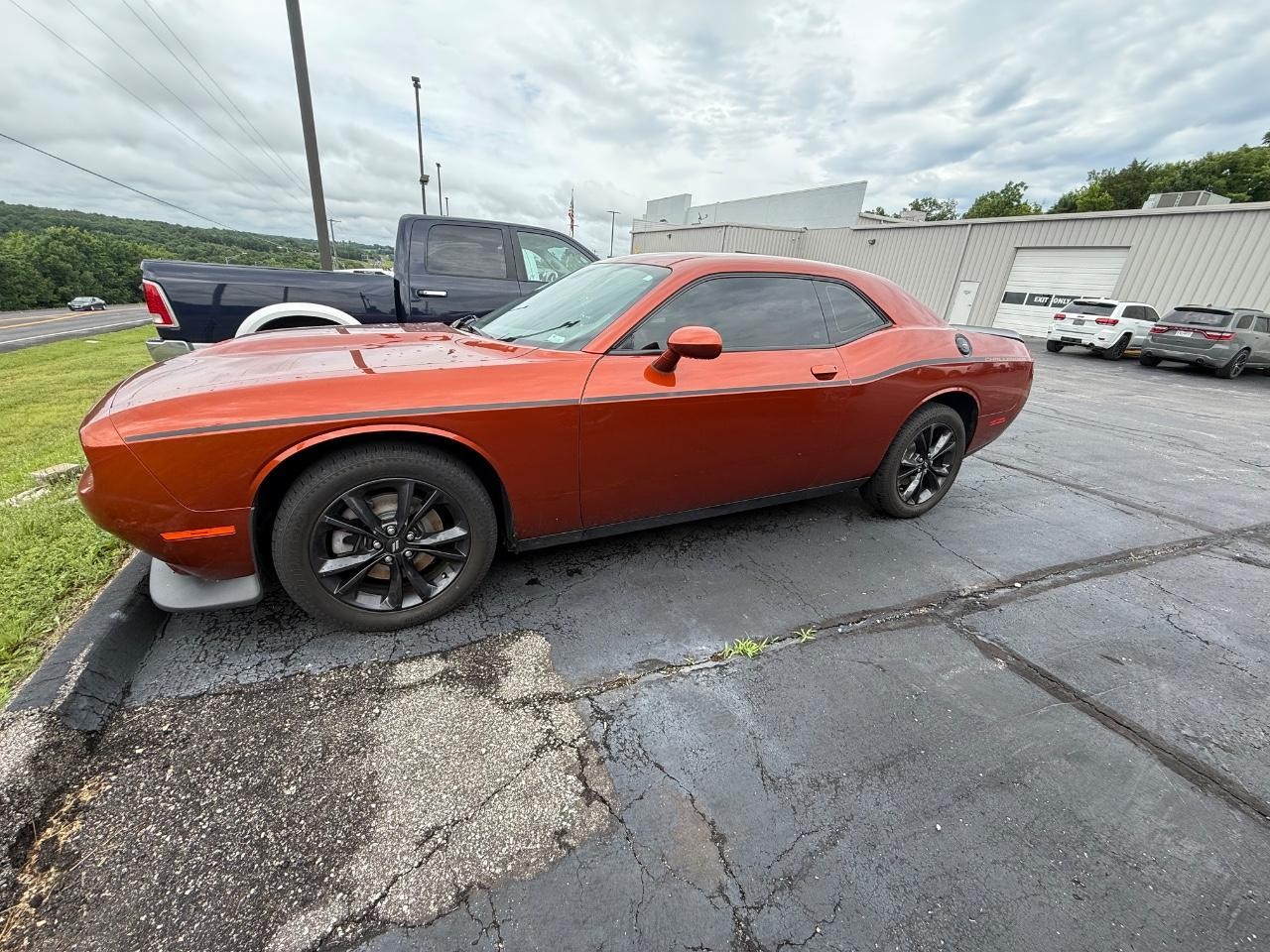 Dodge Challenger Vehicle Full-screen Gallery Image 02