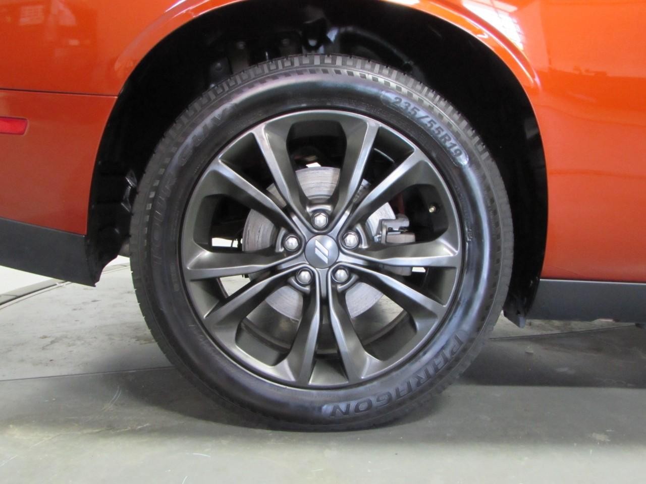 Dodge Challenger Vehicle Full-screen Gallery Image 09