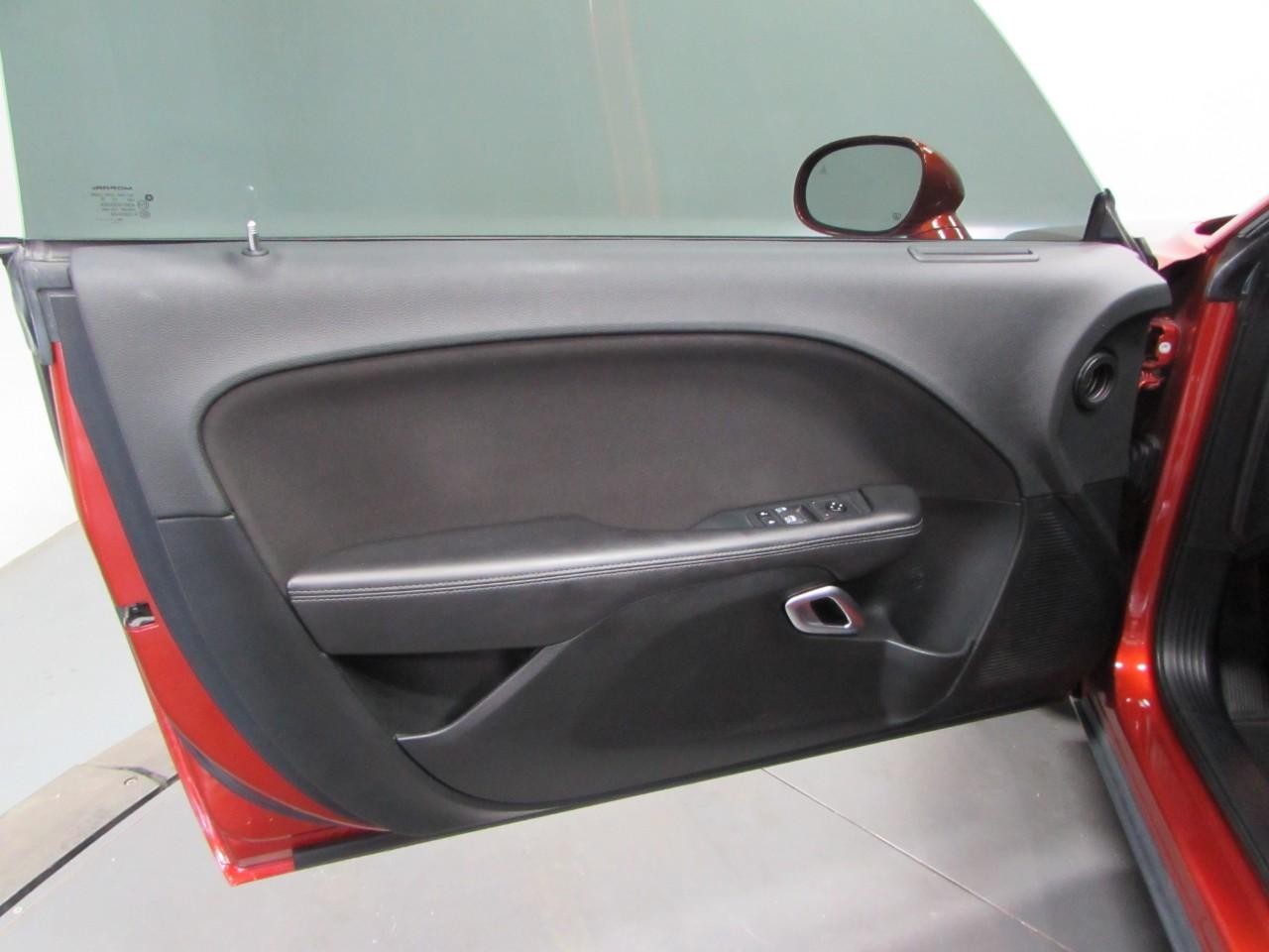 Dodge Challenger Vehicle Full-screen Gallery Image 12