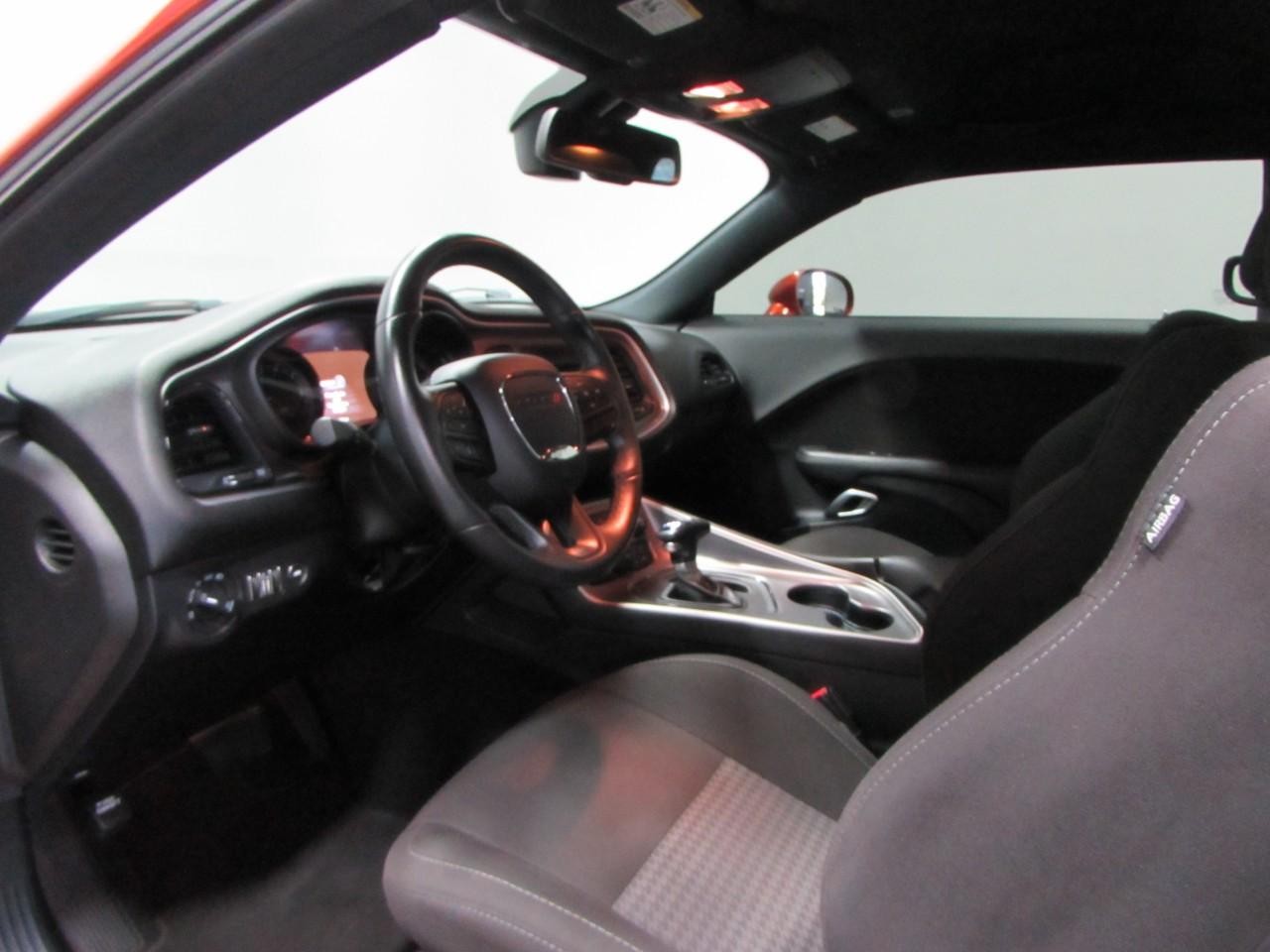 Dodge Challenger Vehicle Full-screen Gallery Image 13