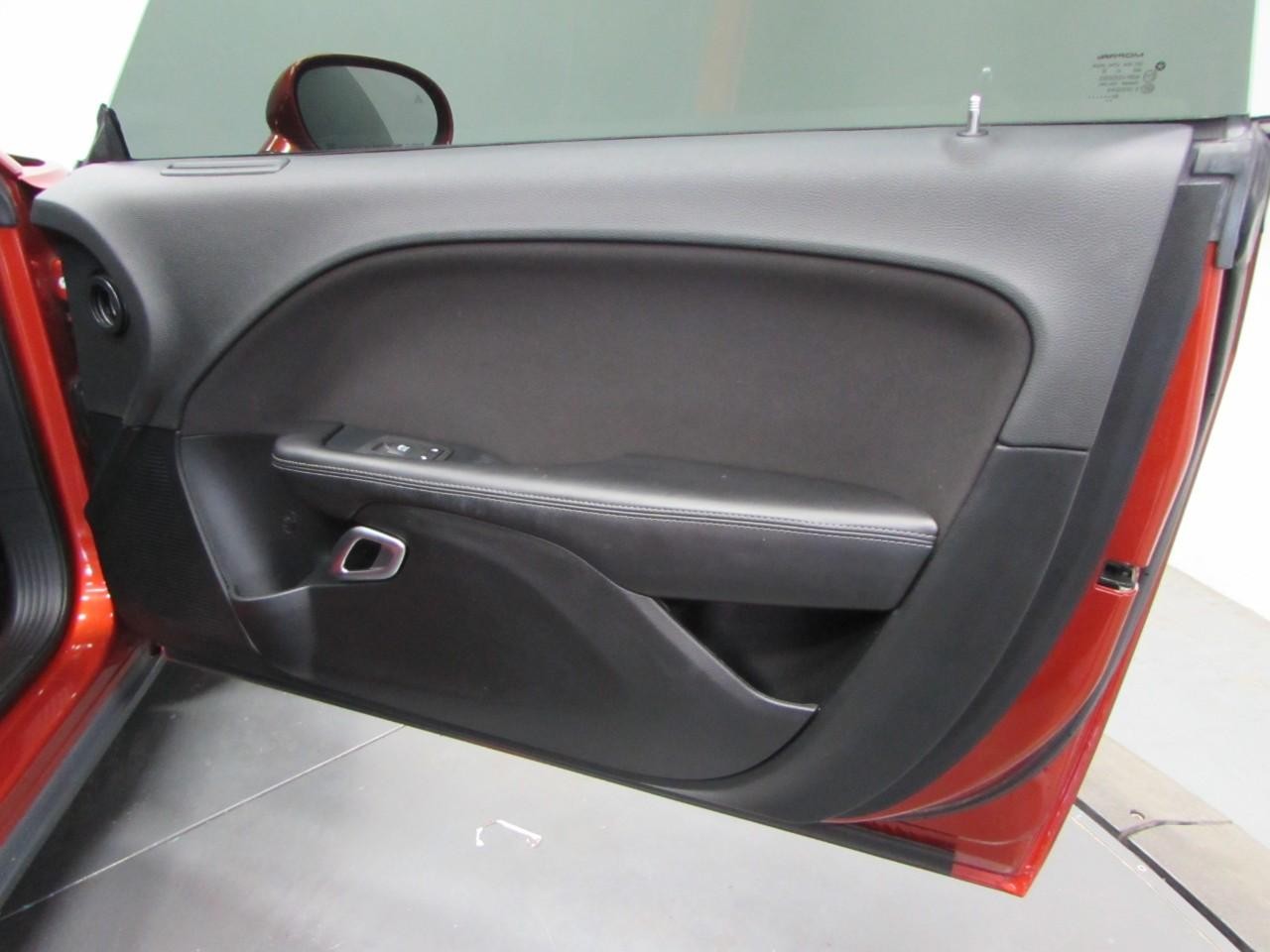 Dodge Challenger Vehicle Full-screen Gallery Image 15