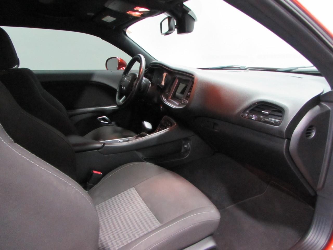 Dodge Challenger Vehicle Full-screen Gallery Image 16