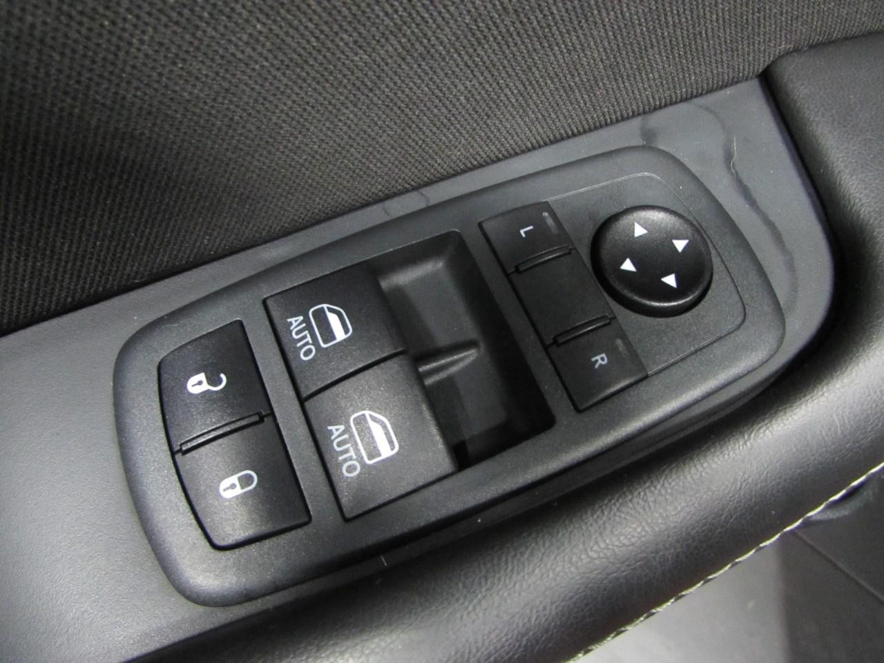 Dodge Challenger Vehicle Full-screen Gallery Image 18