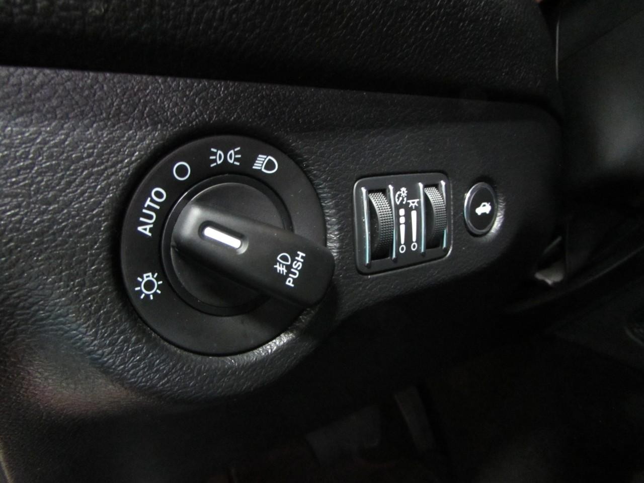 Dodge Challenger Vehicle Full-screen Gallery Image 20