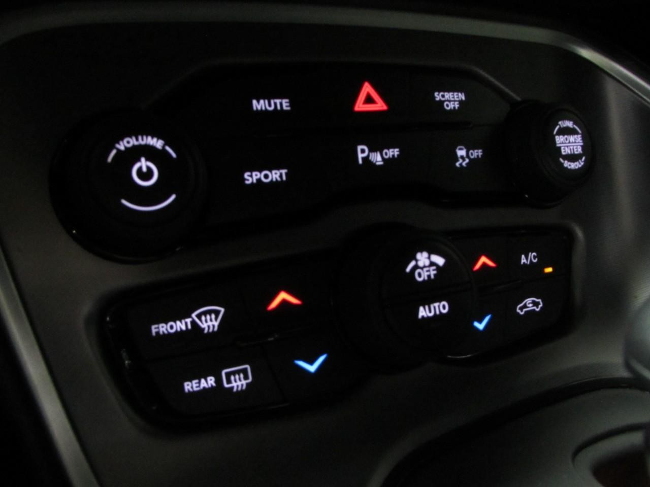 Dodge Challenger Vehicle Full-screen Gallery Image 27