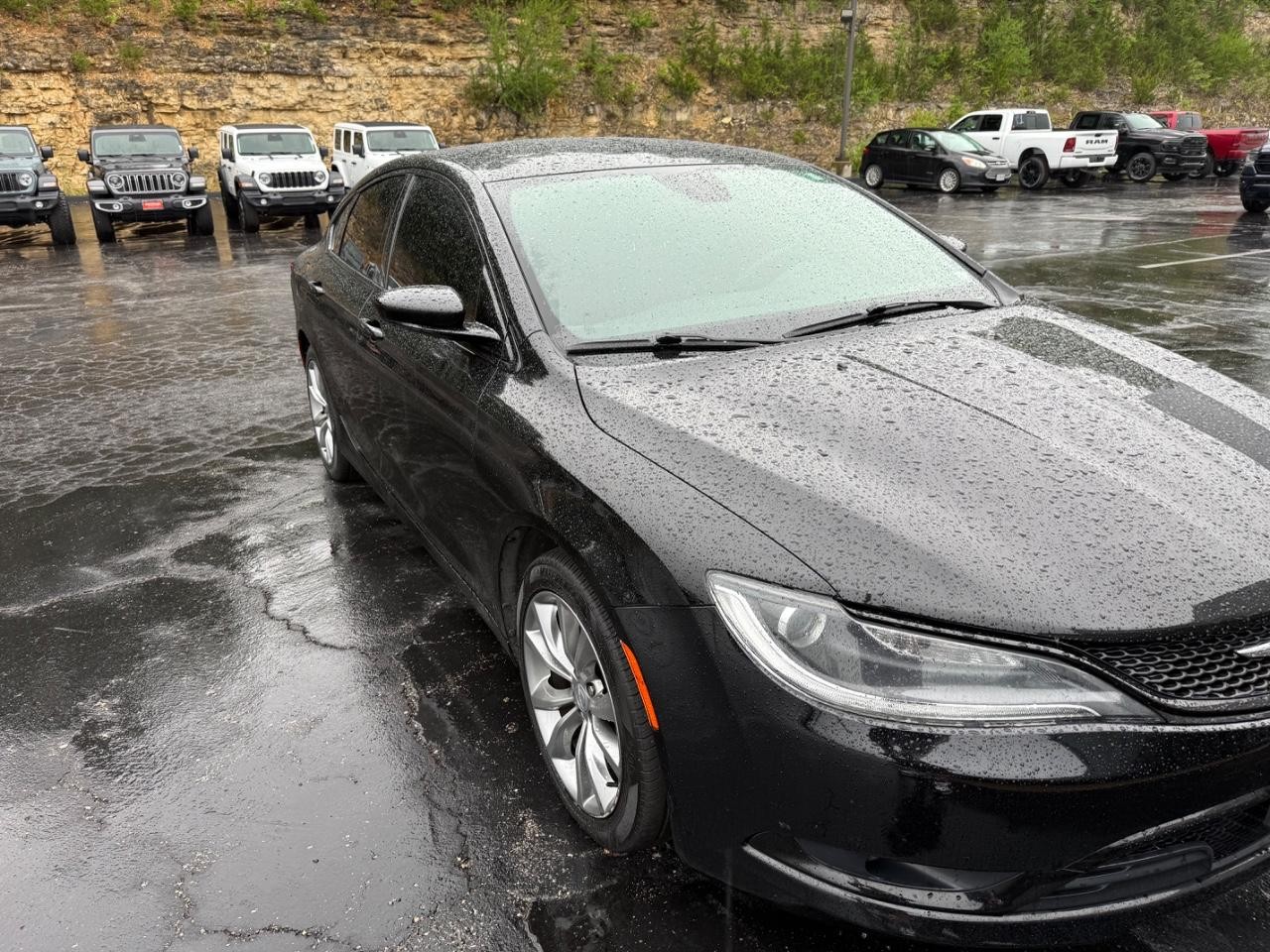 Chrysler 200 Vehicle Full-screen Gallery Image 03